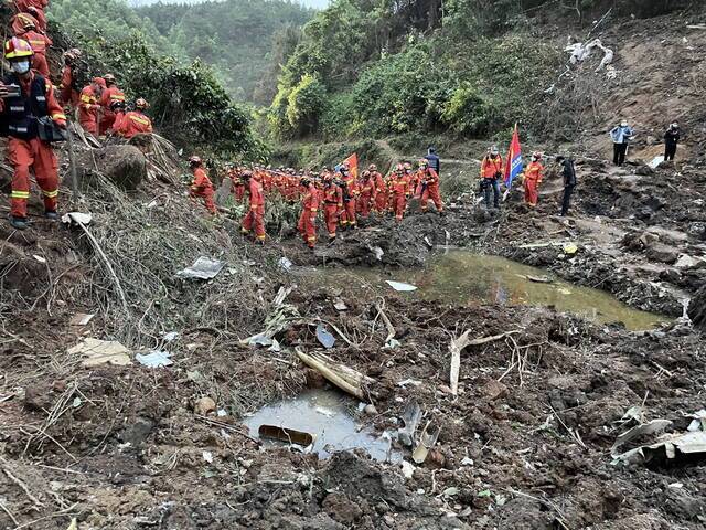 直击坠机搜救现场：2部黑匣子或已变形 降雨加大难度