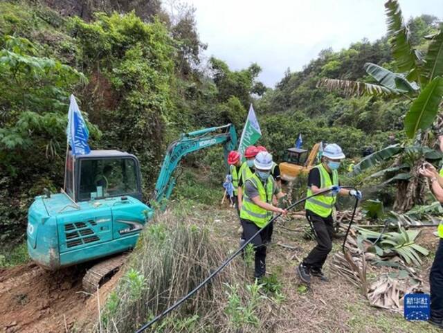 3月 22日，在广西藤县埌南镇莫埌村，挖掘机开挖进入东航 MU5735客机坠毁事故现场的通道，为后续工作铺平道路（手机照片）。新华社记者周华摄