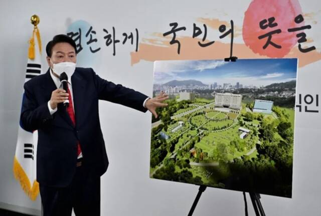 当地时间3月20日，韩国首尔，韩国当选总统尹锡悦在新闻发布会上介绍总统办公室搬迁计划。/IC photo