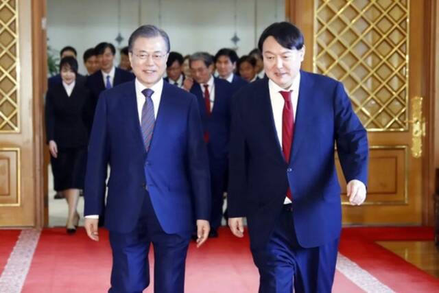 资料图：当地时间2019年7月25日，韩国总统文在寅和新任检察总长尹锡悦。/IC photo
