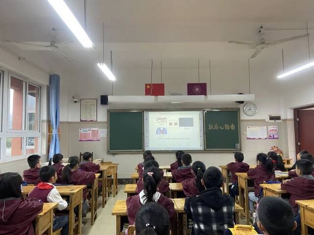 学生收看抗疫“心指南”。图：沙坪坝教育