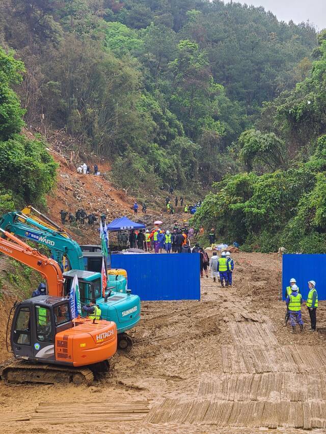 坠机事故现场。新华社记者吴思思摄