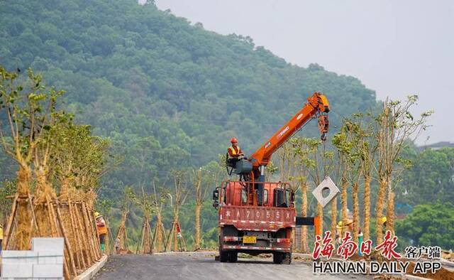 环岛旅游公路项目琼海段完成路面摊铺，预计3月底试通车