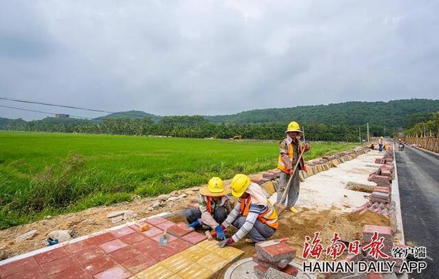 环岛旅游公路项目琼海段完成路面摊铺，预计3月底试通车