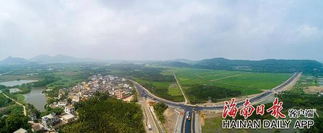 3月22日，俯瞰海南环岛旅游公路琼海段。海南日报记者袁琛摄