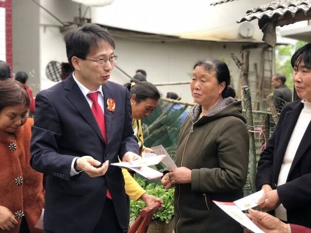 学模范 做模范  平安湖北建设先进个人•卢新荣