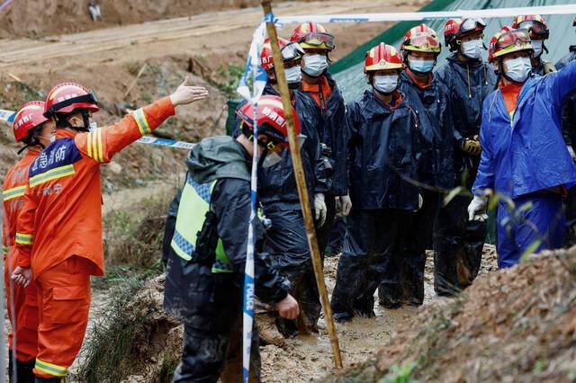 3月24日，广西梧州藤县，空难事故现场，消防战士正泥地里搜索。