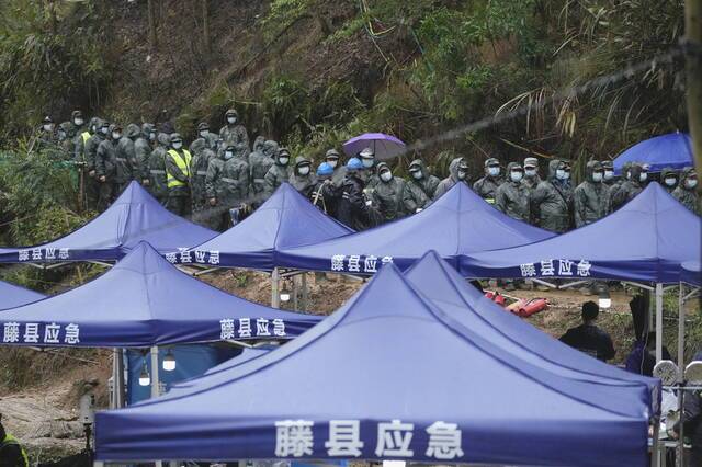 3月24日，广西梧州，搜救现场搭起应急雨棚。