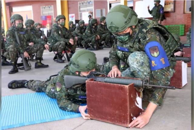 台“教召”人员（后备军人）接受军事训练。图自台湾“联合新闻网”