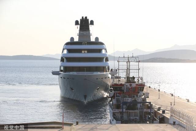 阿布拉莫维奇的豪华游艇“Solaris”号在土耳其博德鲁姆附近航行