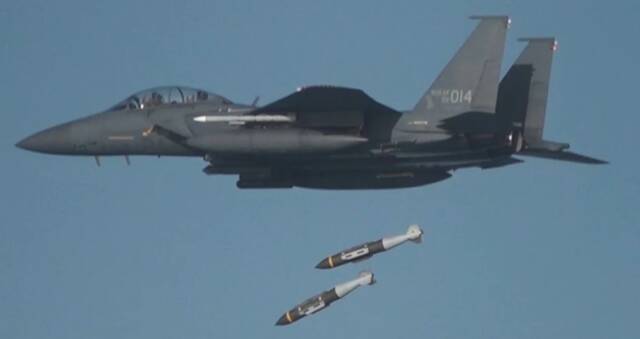 韩军发射2枚空对地导弹