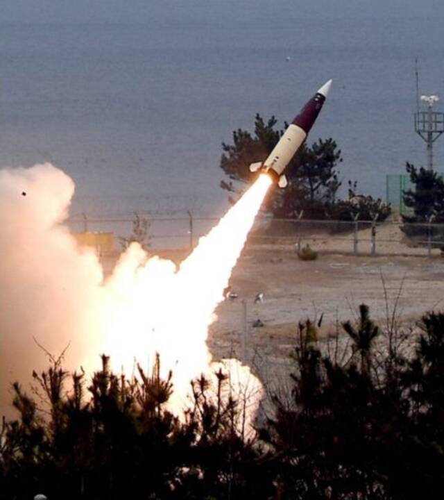 韩军发射陆军战术弹道导弹（ATACMS）