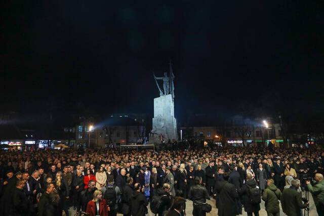 全球连线  塞尔维亚悼念北约轰炸遇难者：永远不忘！
