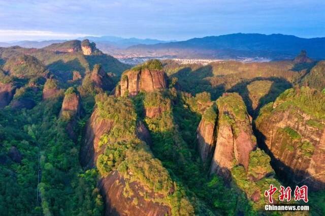 资料图：图为夕阳下的武夷山国家公园丹霞群峦。王东明摄