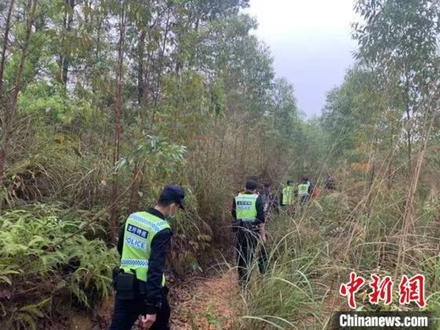 值守民警忆坠机现场：山路荆棘遍地 偶有零星山火复燃