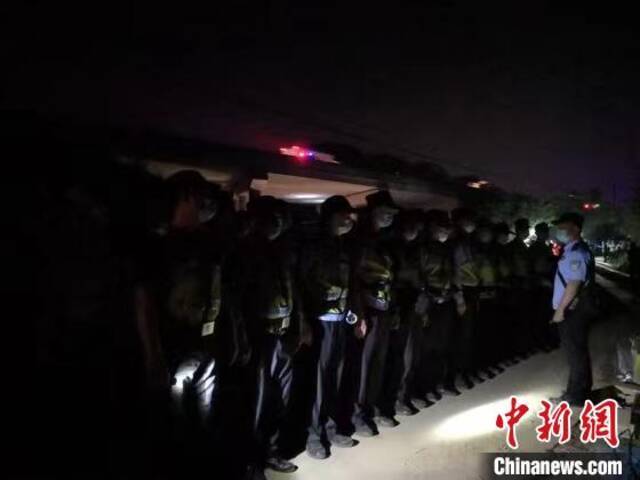 图为民警在救援地集中分配任务龙圩警方供图