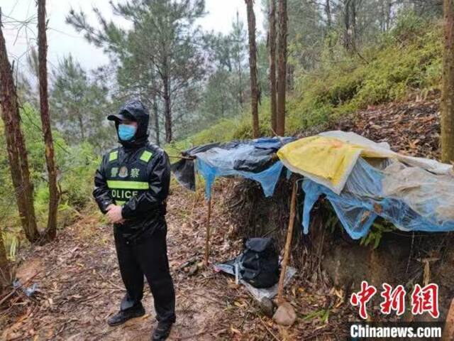 图为民警临时搭建执勤岗值守龙圩警方供图