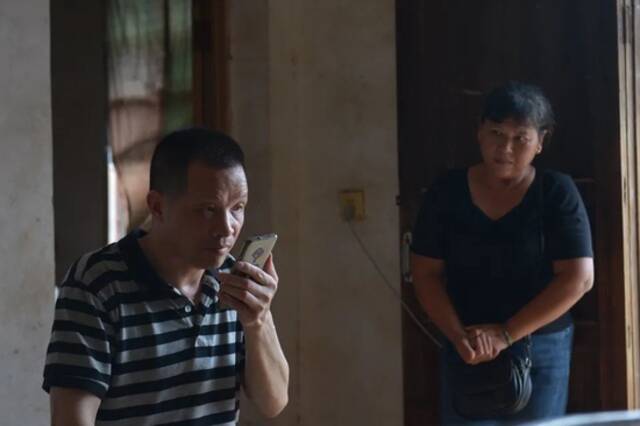 ▲2020年8月5日，前妻宋小女（右）注视着刚出狱的张玉环接受媒体采访（人民视觉/图）