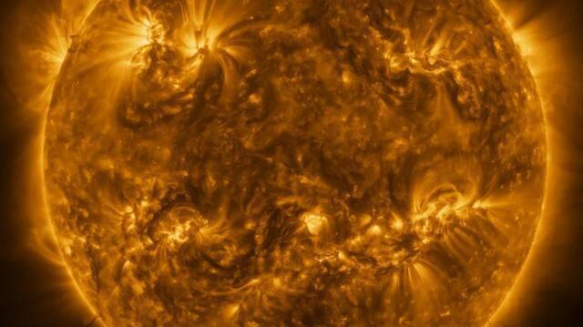 太阳轨道器(Solar Orbiter)航天器拍下太阳的惊人图像