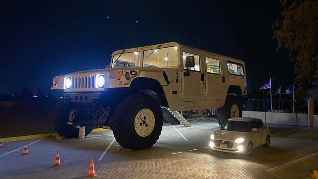 阿联酋阿布达比“彩虹谢赫”哈玛德拥有世界最大巨型悍马Hummer H1有2层楼高