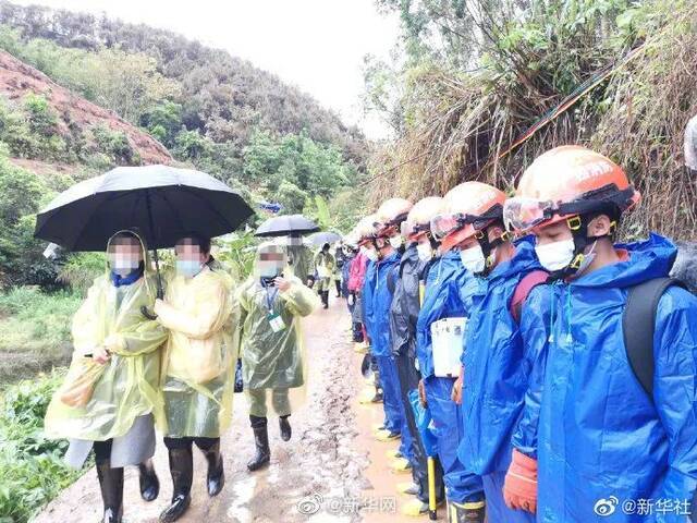 这一幕泪目！武警官兵在进场搜救前默哀