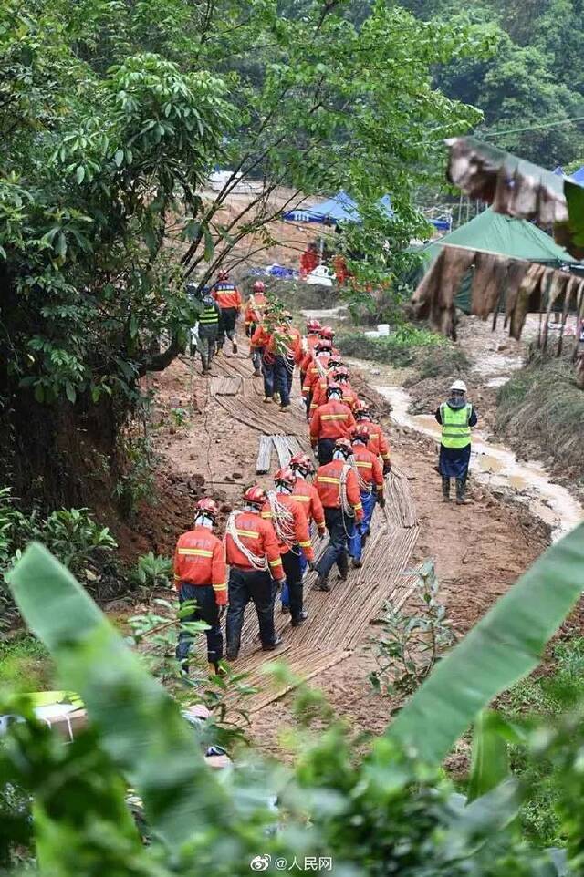 这一幕泪目！武警官兵在进场搜救前默哀