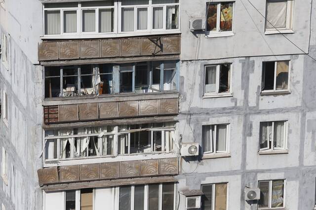 ↑这是3月23日在马里乌波尔拍摄的受损的建筑。新华社发（维克托摄）