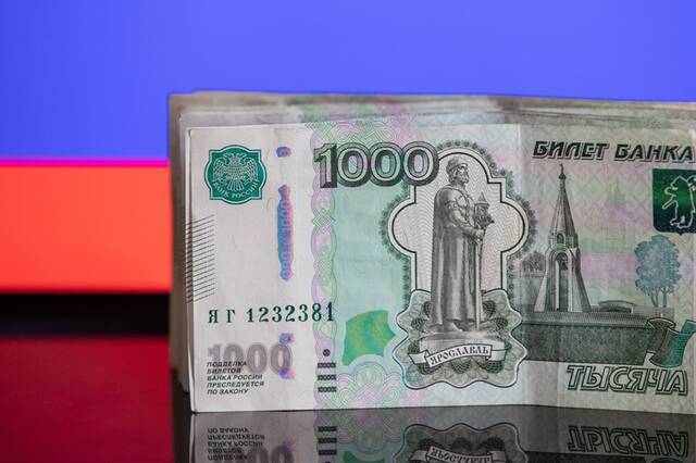 ↑这是3月24日在俄罗斯首都莫斯科拍摄的卢布钞票。新华社记者白雪骐摄