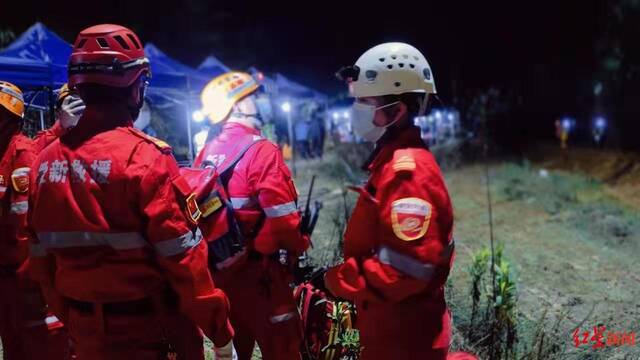 ▲广西爱新医疗紧急救援服务队队员在现场参与搜救工作。