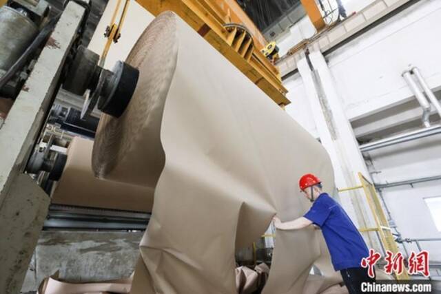 资料图：一家造纸厂工人在生产作业。中新社记者张云摄