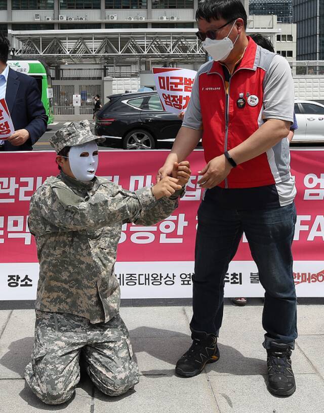 2021年6月，美大使馆前，韩国民众假扮美军，跪地戴手铐。