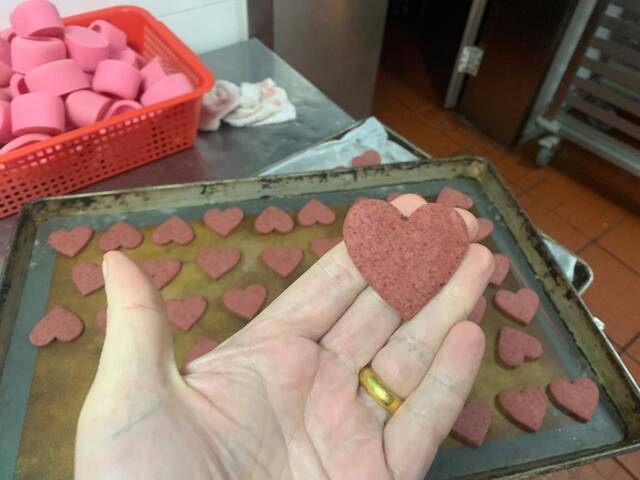 ↑安德烈亚和同事们为医务人员准备的“爱心饼干”。（受访者供图）