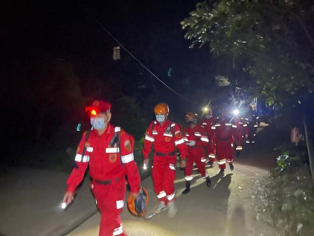 坠机搜寻人员：现场条件恶劣，但家属祭拜的场面更让人难过