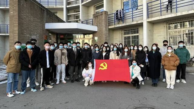 先锋领航  建大学生党员，战疫我先行，冲锋我先上！