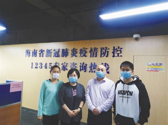 王璐(左二)带领团队助力海南省新冠肺炎疫情防控12345专家咨询热线建设。受访者供图