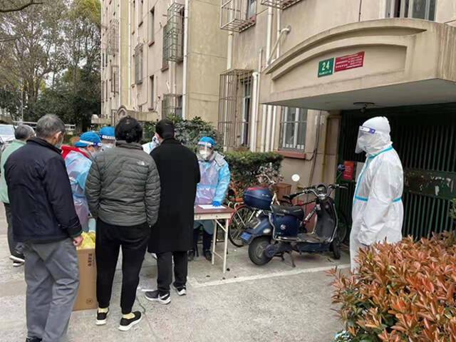 警航队费心伟在抗原检测现场维持秩序