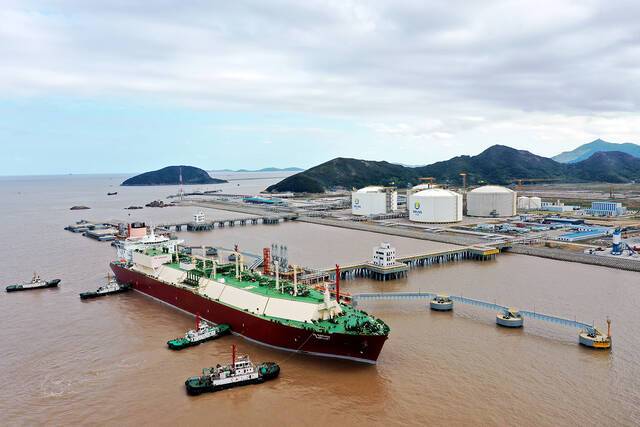 2020年11月，一艘超大型LNG轮顺利靠泊码头。图自IC Photo