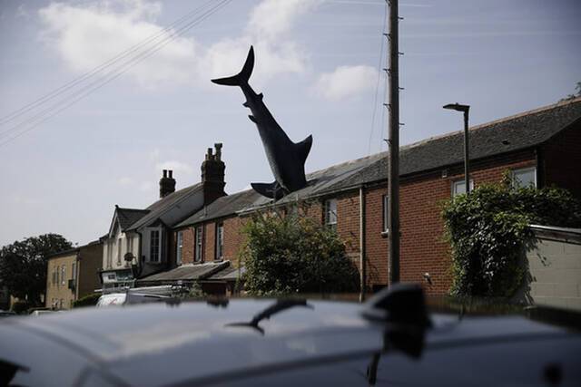 英国牛津市住宅区8公尺鲨鱼倒头栽屋顶36年当局要列为文物