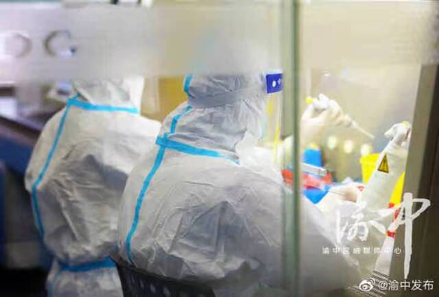重庆市渝中区工作人员加快为市民做核酸检测。图片源自@渝中发布微博