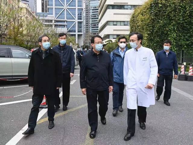 李强龚正检查新一轮核酸筛查工作落实推进和生活物资、应急就医保障情况