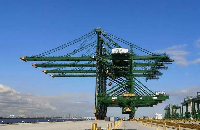 新加坡大士港自动化码头首批设备完工 中交集团承建