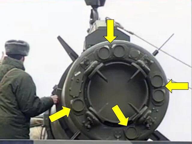 ↑“伊斯坎德尔-M”导弹底部的六个圆孔