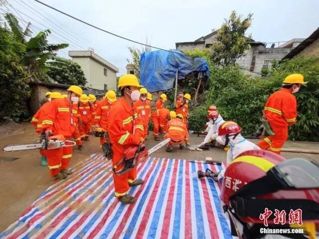 3月27日，救援人员在核心区换岗之后经过洗消出场。中新社记者王以照摄