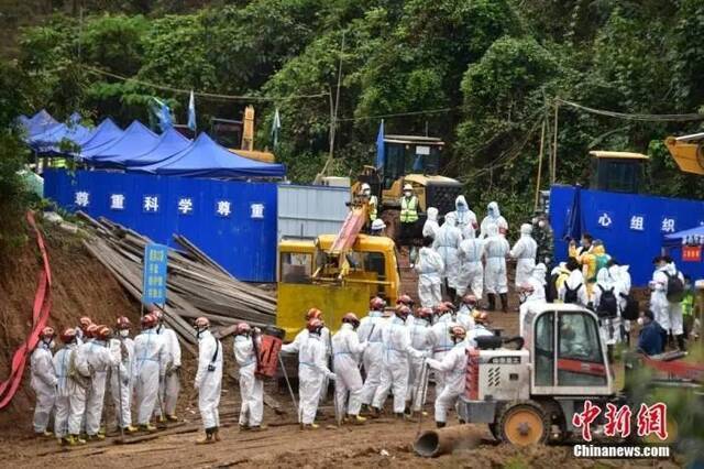 3月27日，在广西梧州藤县，“3·21”东航MU5735航空器飞行事故救援现场，救援人员列队准备进入核心区。中新社记者王以照摄