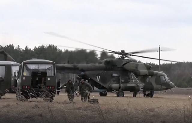 俄国防部28日在社交网站公布的俄军野战医院接收直升机和汽车运来的伤员视频截图