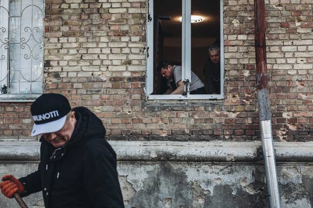 ↑3月23日，居民在乌克兰基辅市清理受影响的房屋。新华社发（迭戈·埃雷拉摄）