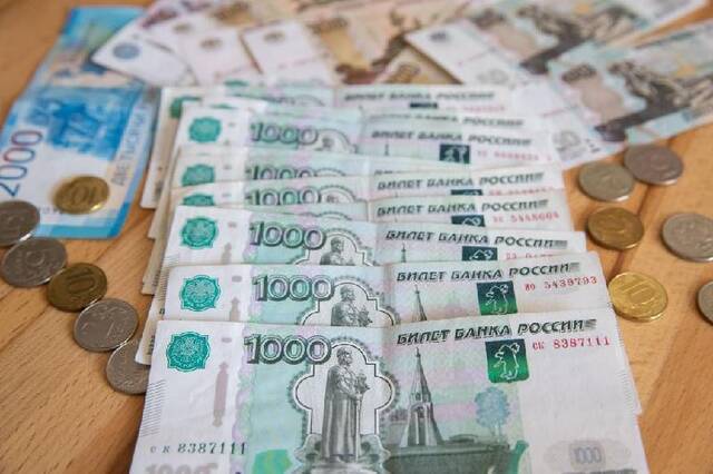 这是3月24日在俄罗斯首都莫斯科拍摄的卢布钞票和硬币。新华社记者白雪骐摄