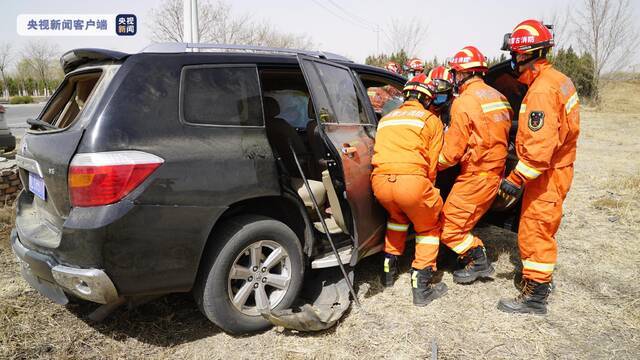 内蒙古乌海发生两车相撞交通事故 致1死4伤