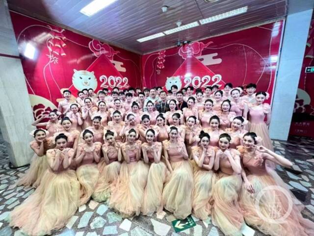 ▲吉林市歌舞团演职人员在2022虎年春晚后台。图片来源/受访者提供