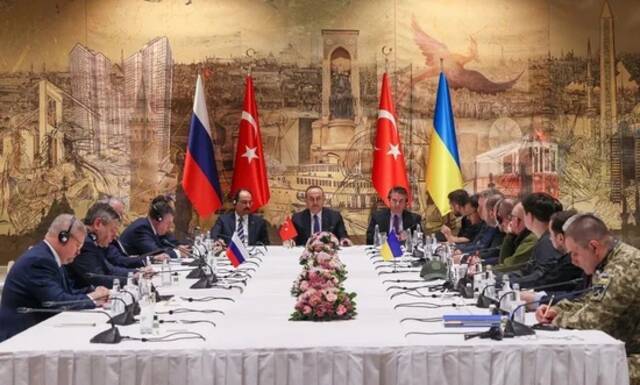 土耳其外长恰武什奥卢在俄乌谈判中发言。图源：npr
